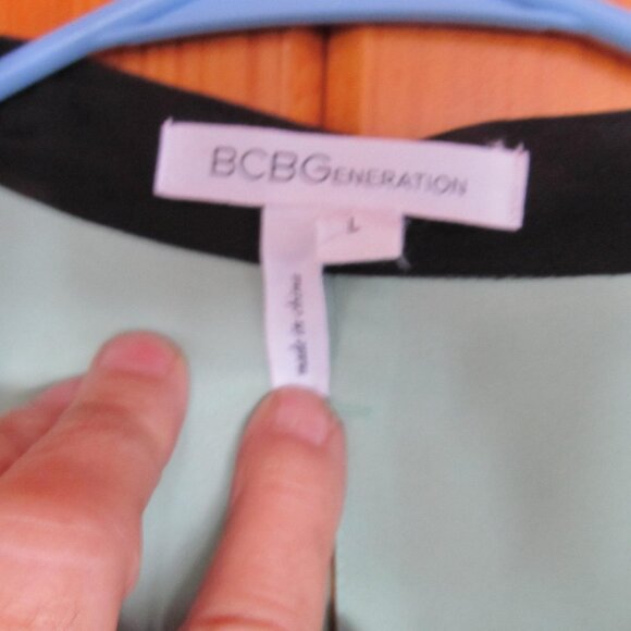 Sleeveless Mint Green Flowy Blouse Sz Large BCBG Tops Open Slit Back Green Black - Picture 4 of 6